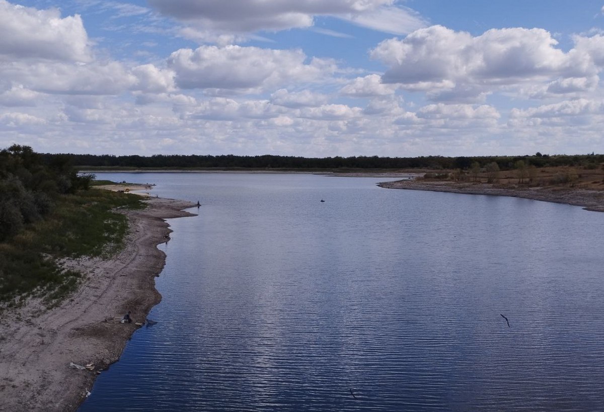 Берегова лінія в найбільш пологих місцях висушена до 50 м.