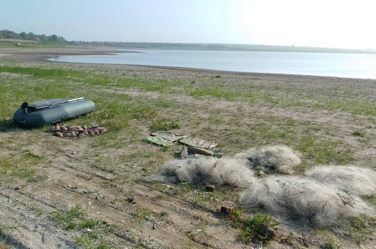 Мешканець Криворізького району ловив рибу сітками з човна.