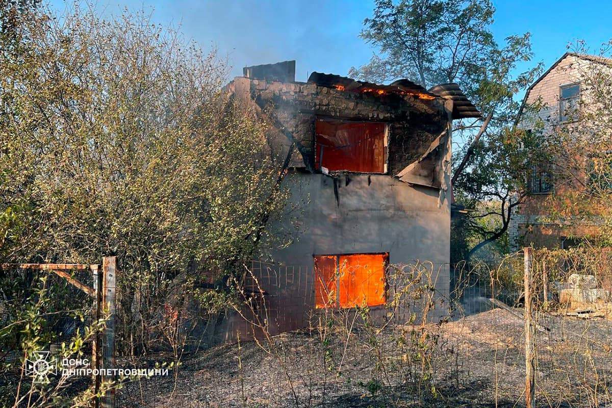 Горіла трава та вогонь пошкодив господарчу споруду.