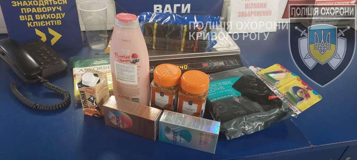 У криворізькому магазині дві жінки намагалися поцупити товар з відкритої вітрини.