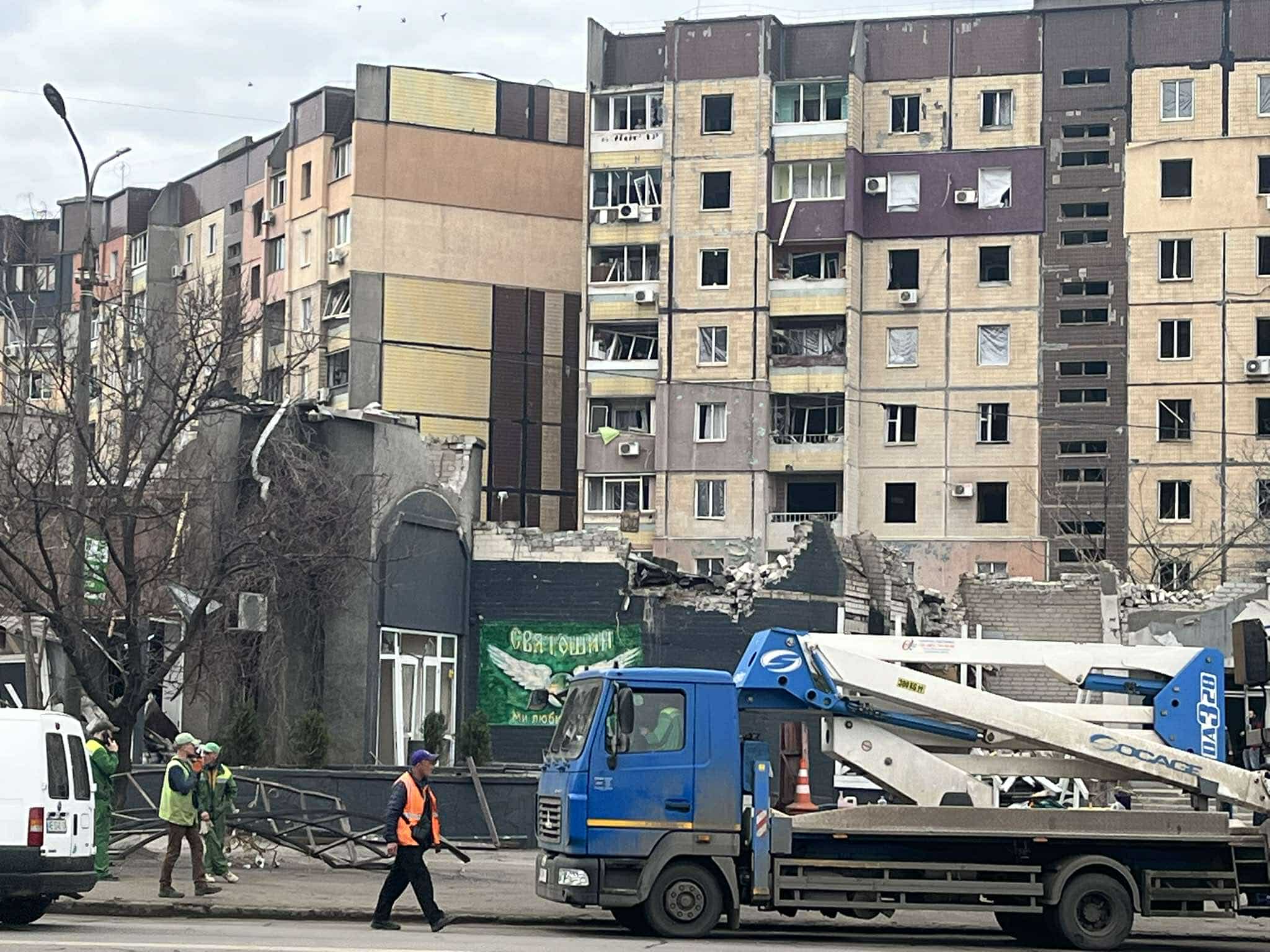 Комунальники прибирають вулицю від наслідків ракетного удару