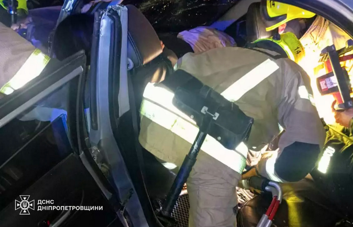 У салоні залишилися затиснутими люди. У салоні залишилися затиснутими люди.