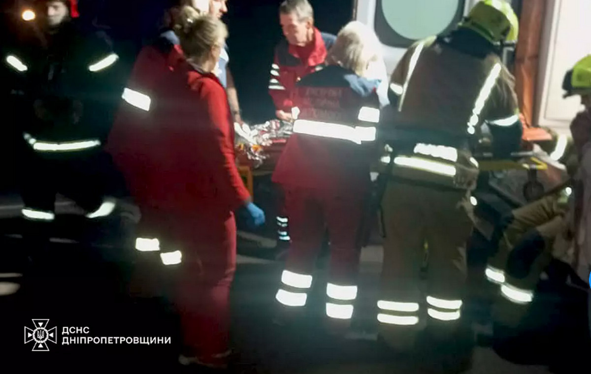 За допомогою гідравлічного інструменту, рятувальники деблокували постраждалих. За допомогою гідравлічного інструменту, рятувальники деблокували постраждалих.