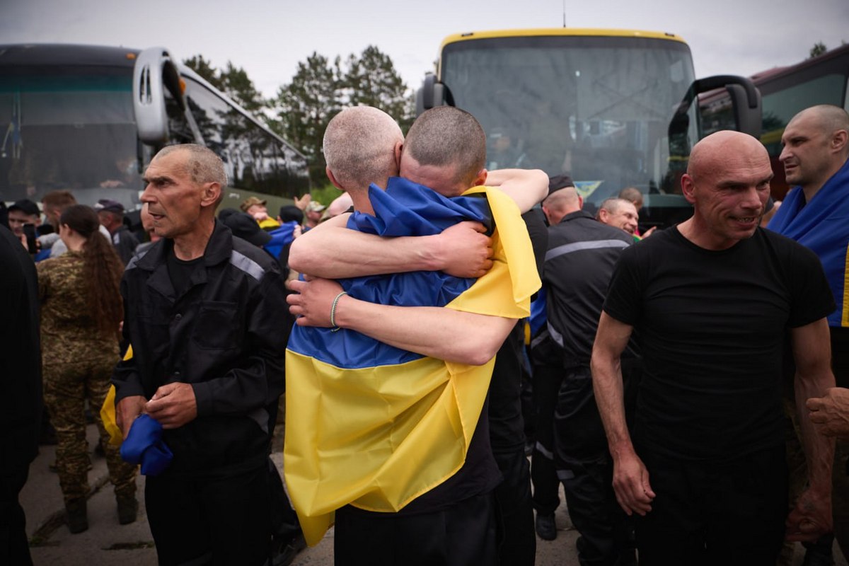 Перші обійми на рідній землі Перші обійми на рідній землі