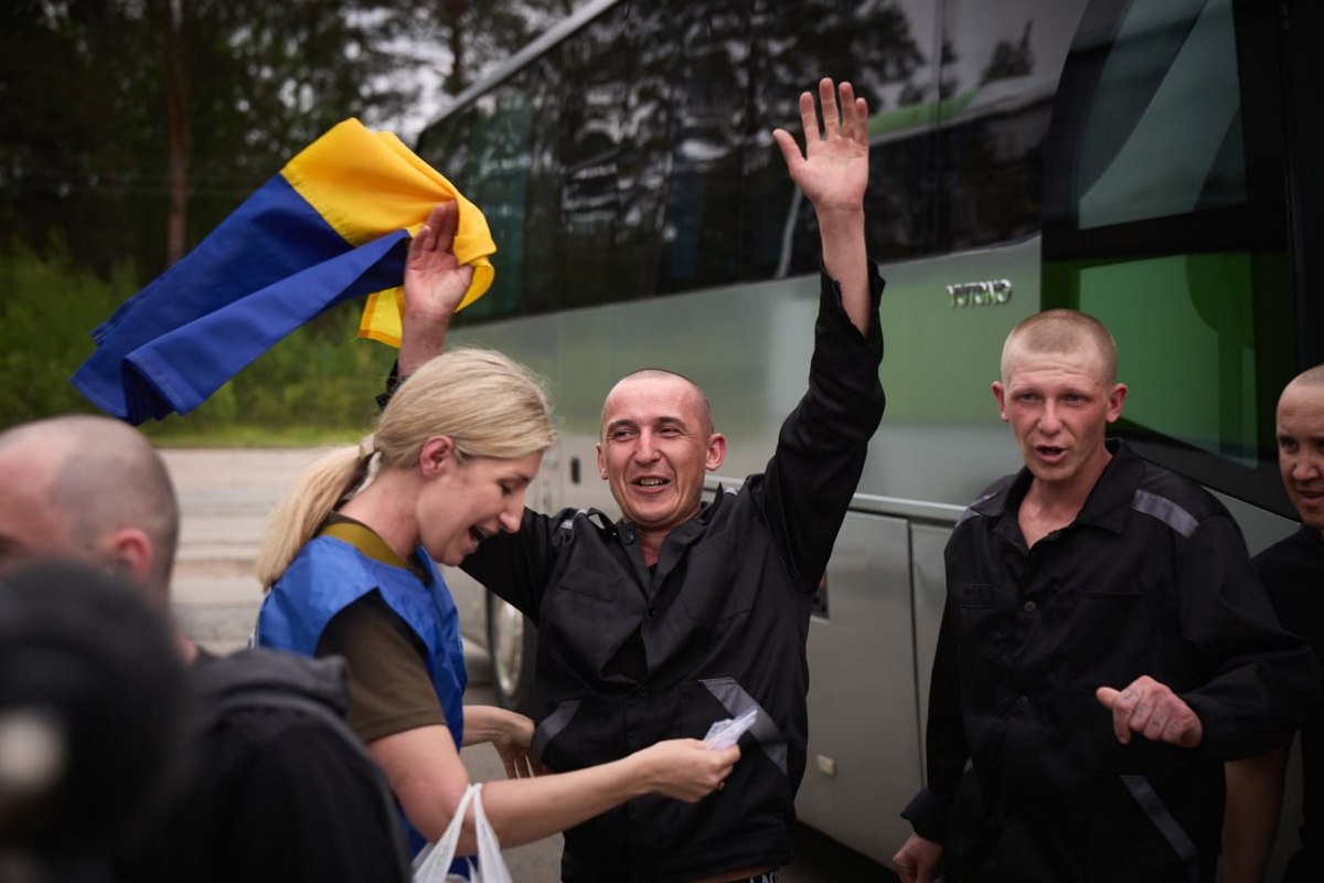 Щастя ступити на рідну землю Щастя ступити на рідну землю