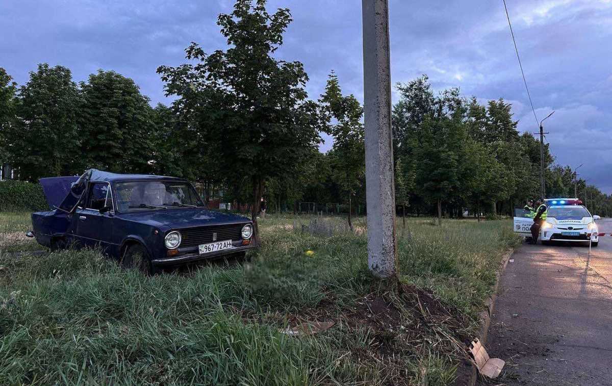 Легковик "ВАЗ" врізався в стовп Легковик "ВАЗ" врізався в стовп