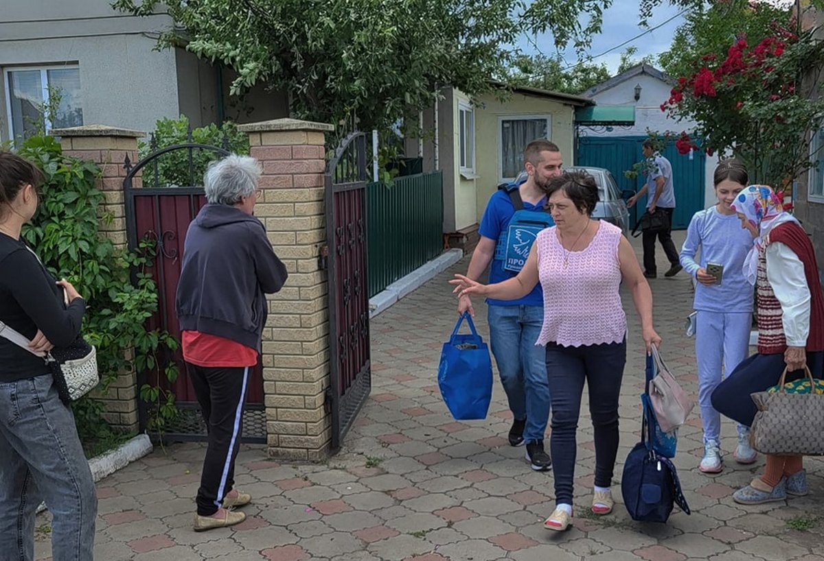 Люди вимушені кидати рідні домівки Люди вимушені кидати рідні домівки