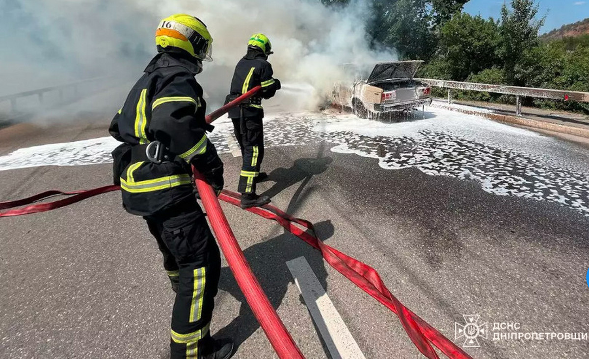 Вогонь охопив легковий автомобіль «ВАЗ-2107» Вогонь охопив легковий автомобіль «ВАЗ-2107»