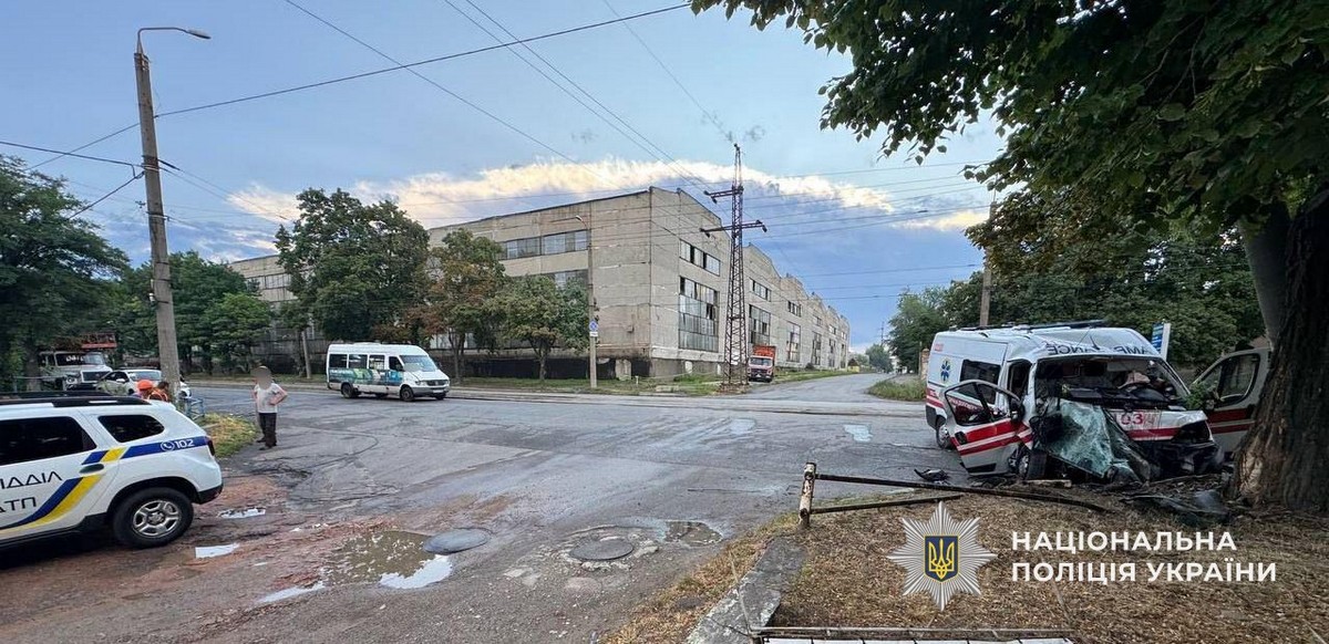У Дніпрі водій автомобіля швидкої допомоги під час руху виїхав за межі проїжджої частини та врізався у стовп. У Дніпрі водій автомобіля швидкої допомоги під час руху виїхав за межі проїжджої частини та врізався у стовп.