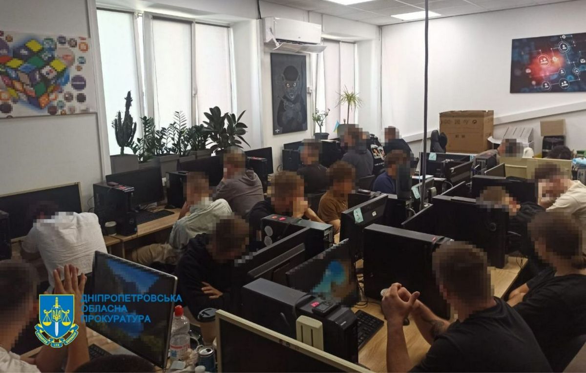 «Оператори» схиляли громадян інвестувати кошти в криптовалюту та обіцяли прибутки від торгівлі на біржі.
