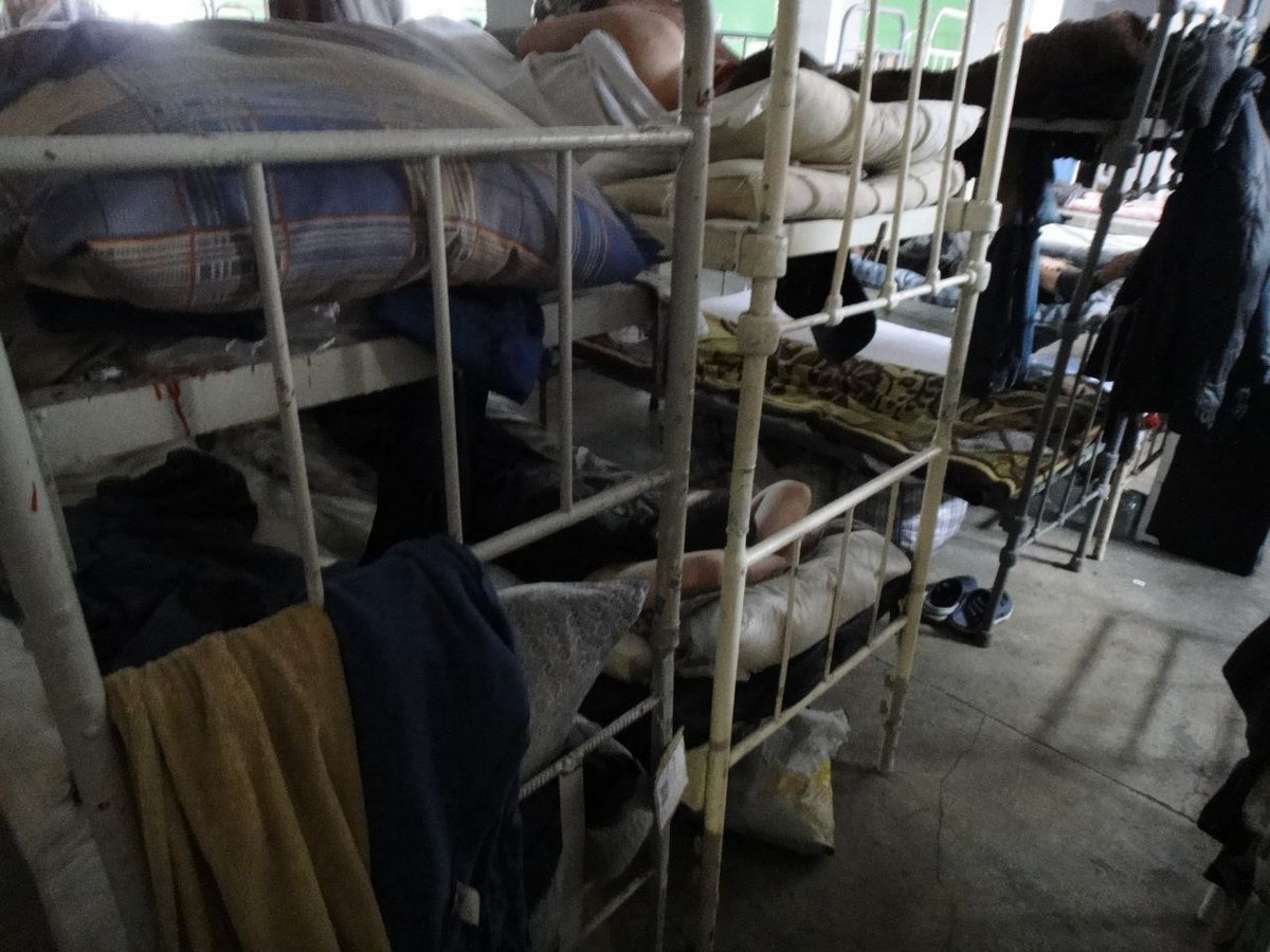 Ліжка у спальних приміщеннях розташовані впритул одне до одного, що унеможливлює забезпечення засудженим особистого простору. Ліжка у спальних приміщеннях розташовані впритул одне до одного, що унеможливлює забезпечення засудженим особистого простору.