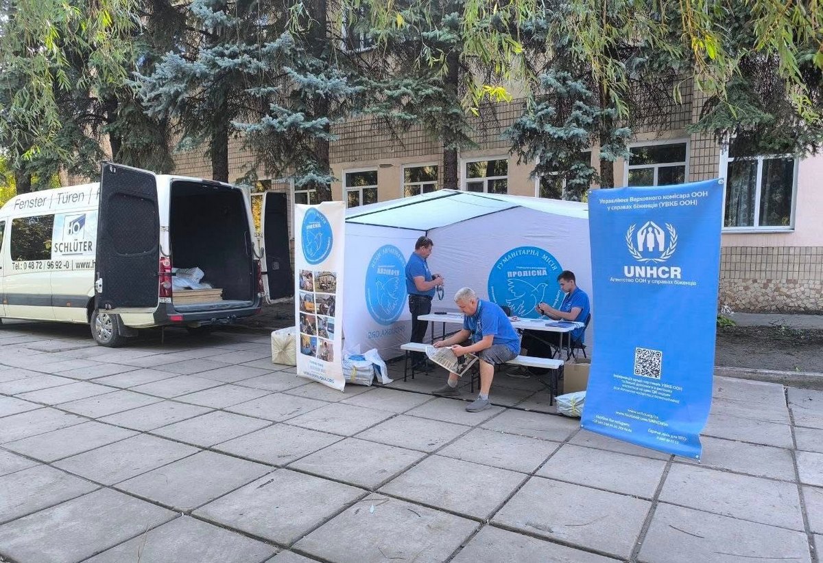 Поруч розташувалися волонтери Поруч розташувалися волонтери