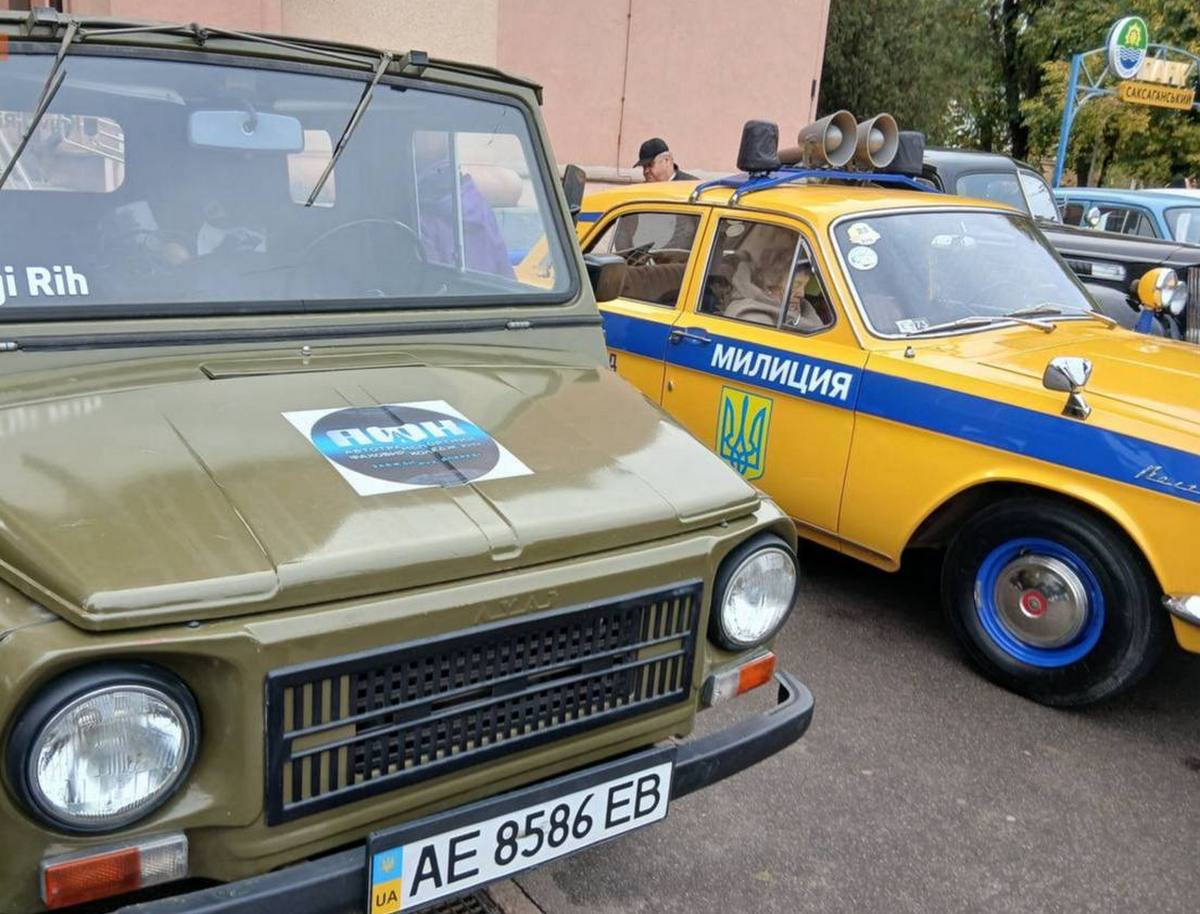 Автівка українських правоохоронів поруч з майже всюдиходом Автівка українських правоохоронів поруч з майже всюдиходом