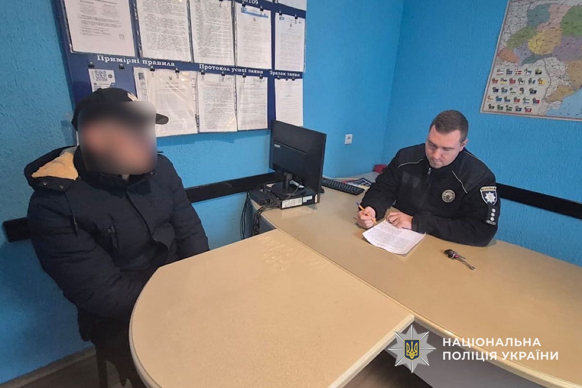 Нападника затримали. Йому повідомили про підозру.