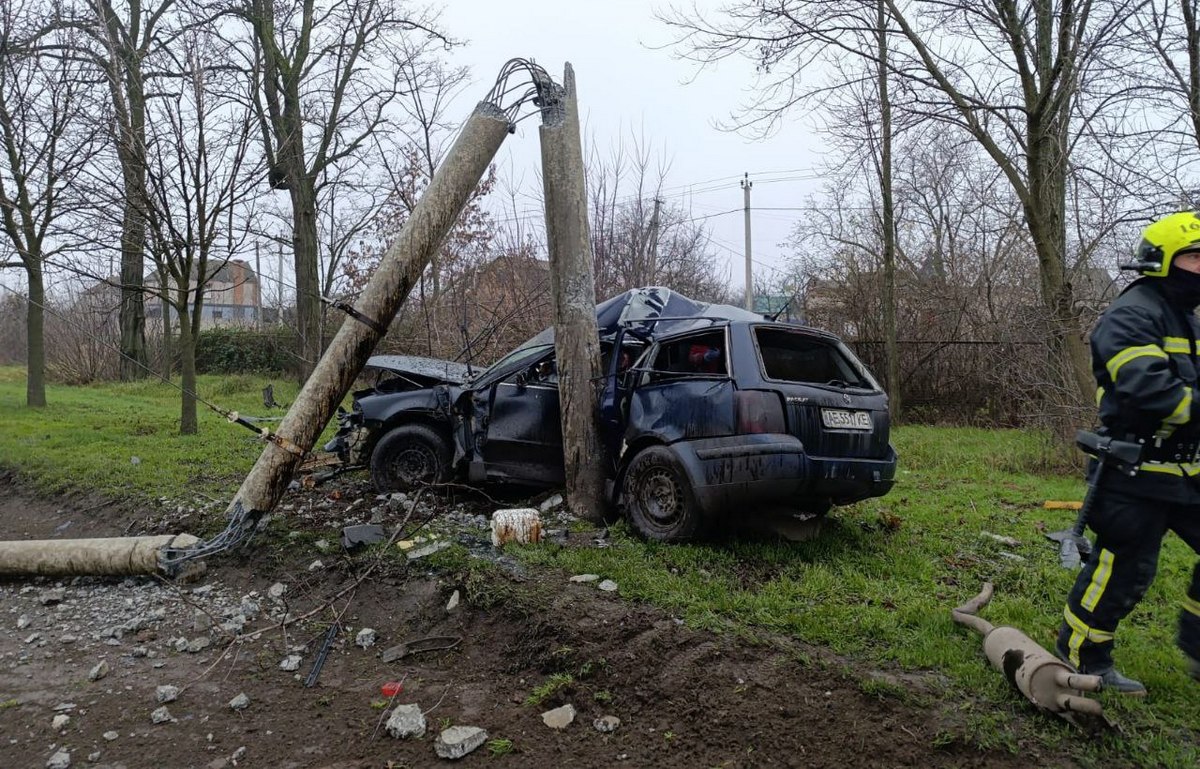На повороті він не впорався з керуванням і врізався у стовп, який розколовся на три частини.