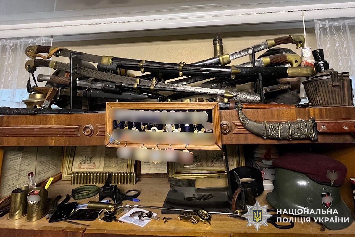В колекції було все від штик-ножа до пістолета.