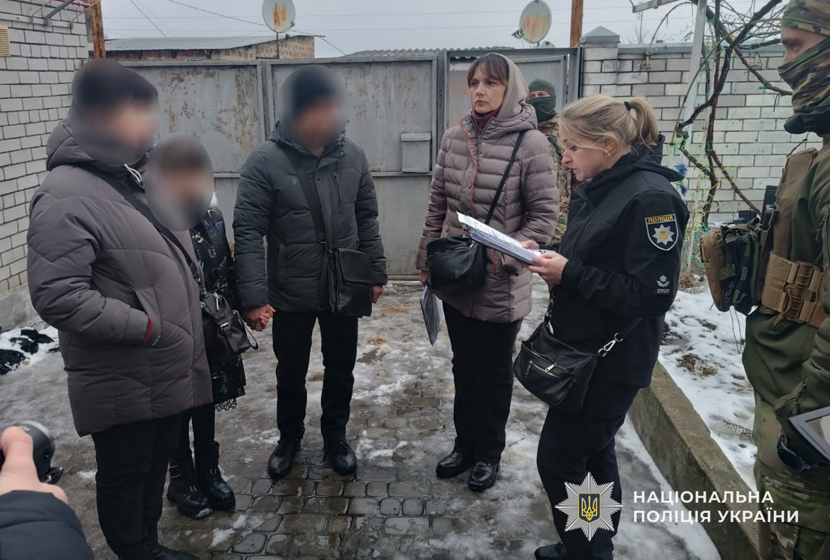 У родині прийомних батьків, виховувалося три хлопчики та три дівчинки віком від 10 до 17 років.