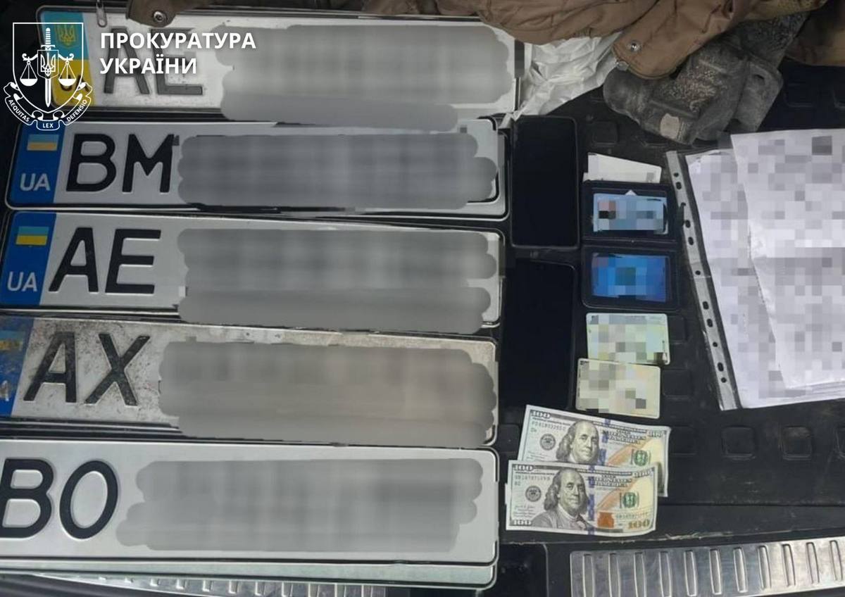 Під час обшуків вилучено техніку, банківські картки, документи, чорнові записи, гроші та автомобілі Lexus LX, Lexus RX, BMW, Porsche, Mercedes і Mercedes-Benz.