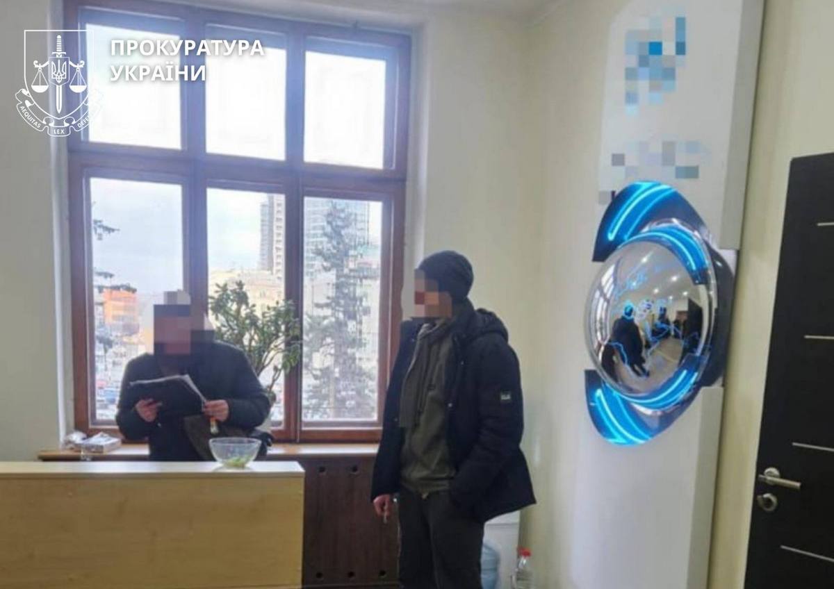 Наразі всім восьми підозрюваним обрано запобіжний захід - тримання під вартою. 