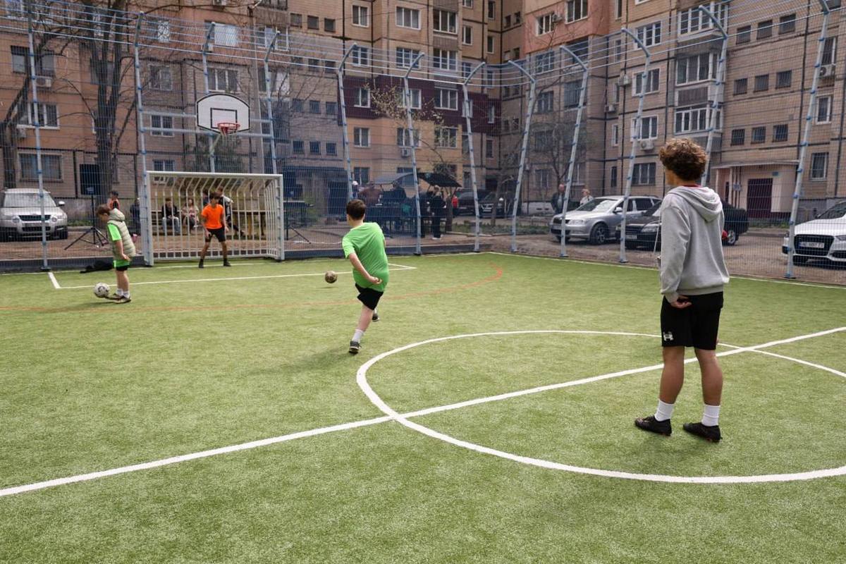 Перший матч розпочато