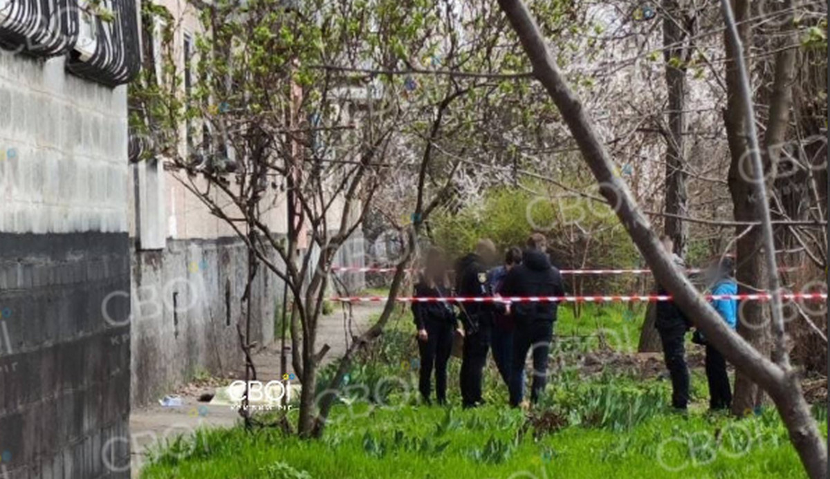 Біля будинку знайшли тіло мертвої жінки