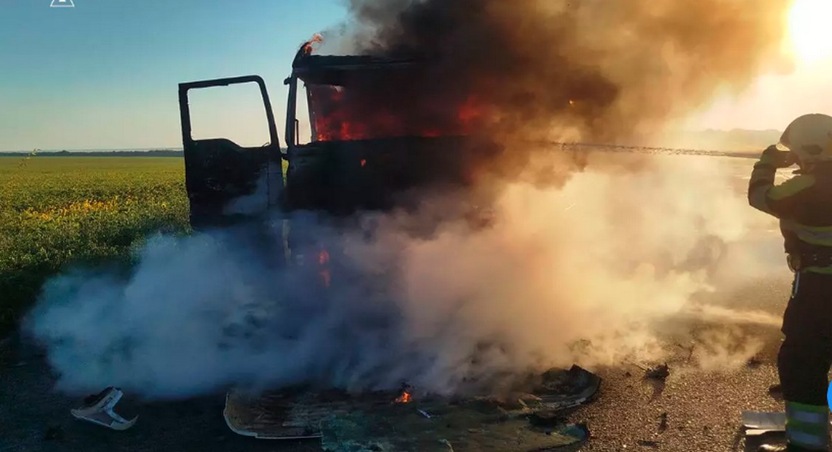 Полум’я охопило моторний відсік, салон та паливні баки автомобіля MAN Полум’я охопило моторний відсік, салон та паливні баки автомобіля MAN