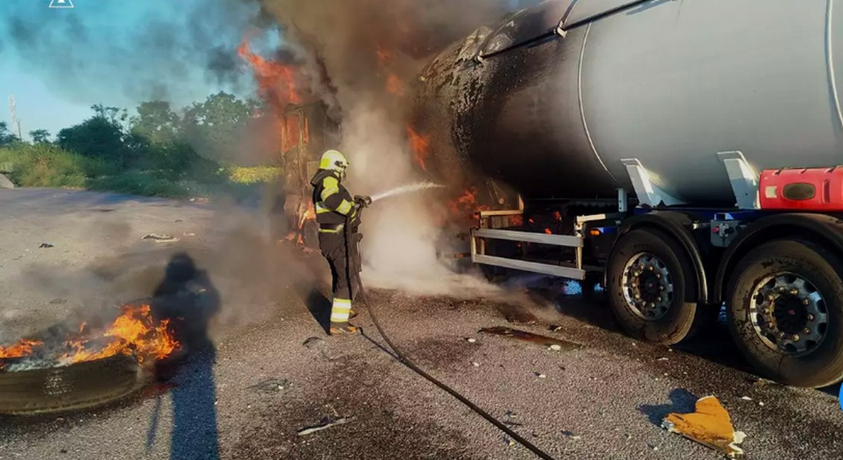 На автошляху Кривий Ріг -Дніпро сталося займання вантажівки На автошляху Кривий Ріг -Дніпро сталося займання вантажівки