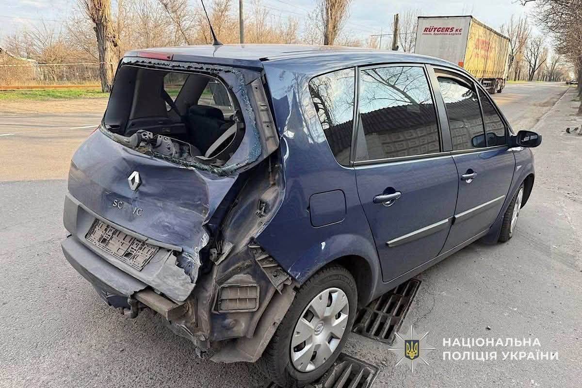 44-річний водій мотоцикла «Kawasaki», рухаючись однією з вулиць у напрямку Кропивницького шосе, врізався в автомобіль Renault